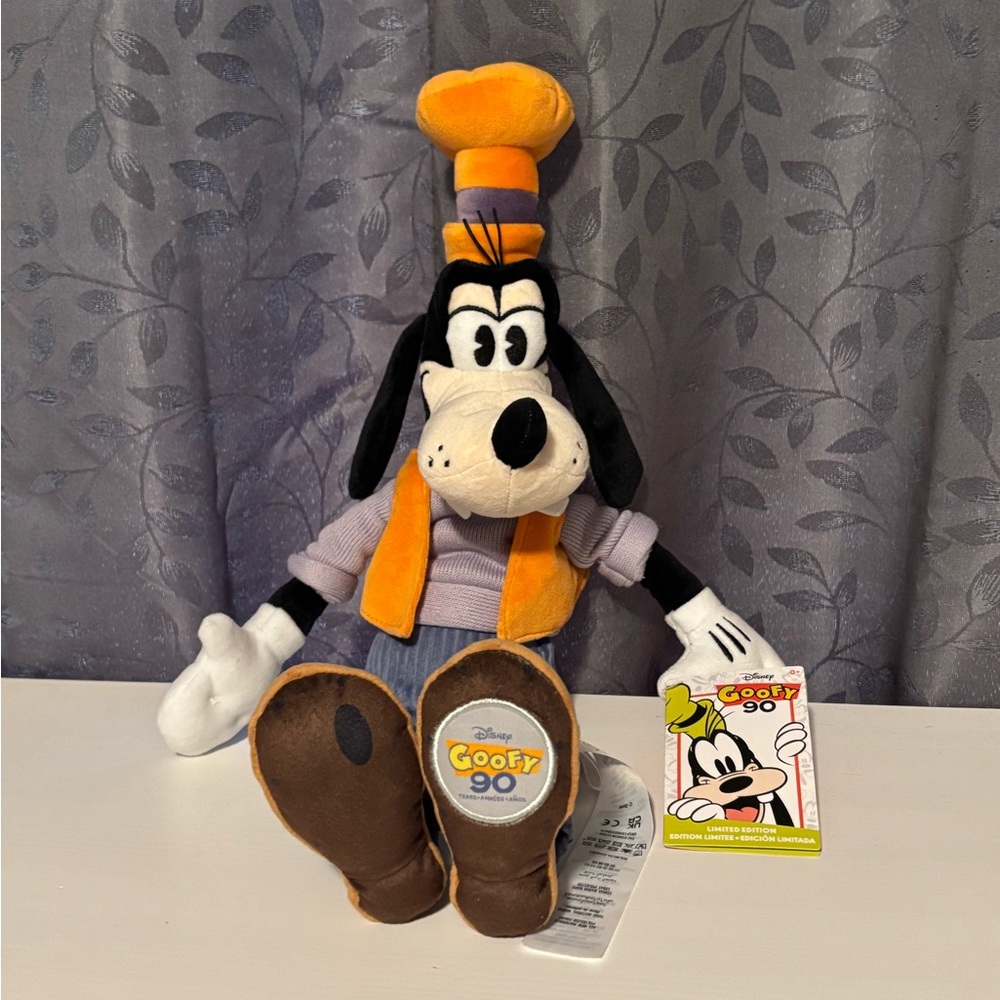 Disney - Goofy 90th Anniversary Plush